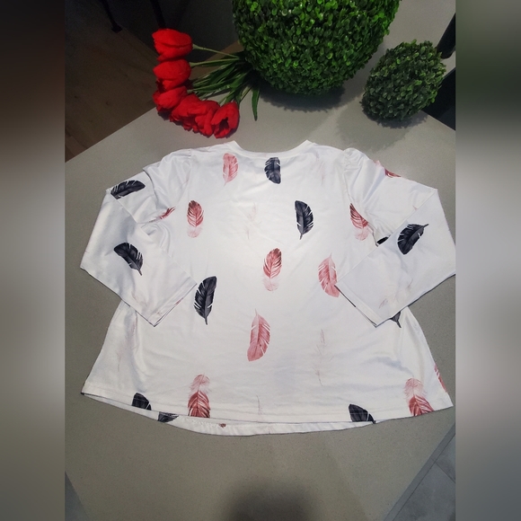NWOT Beau chandail à manches longues blanc avec motifs de plumes - Picture 4 of 5